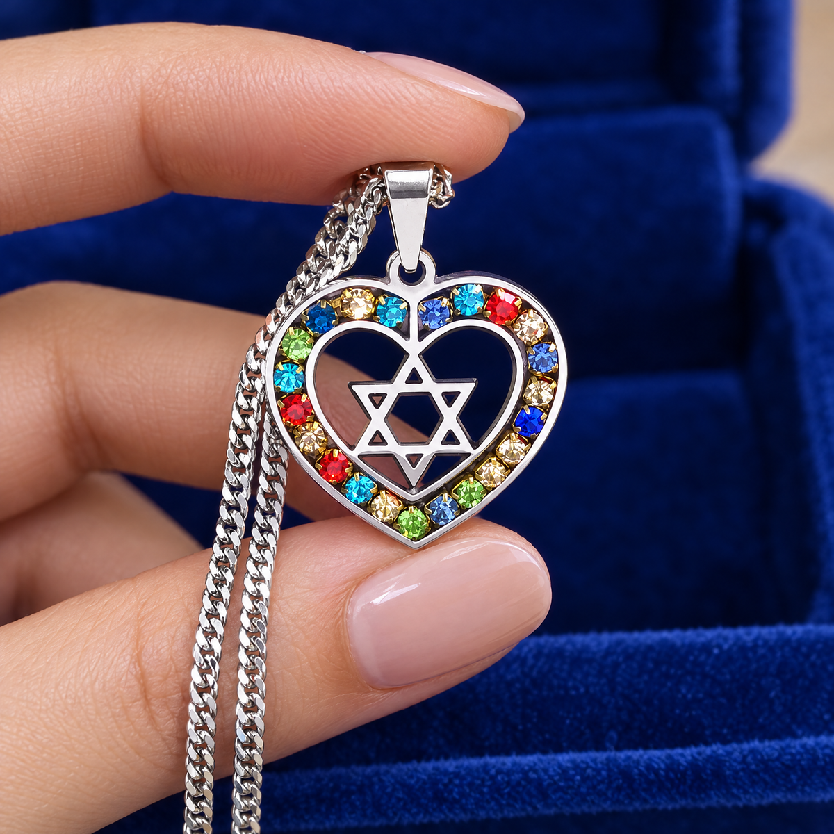 Star of David heart necklace in the hand, to show its real size (27 x 27 mm)