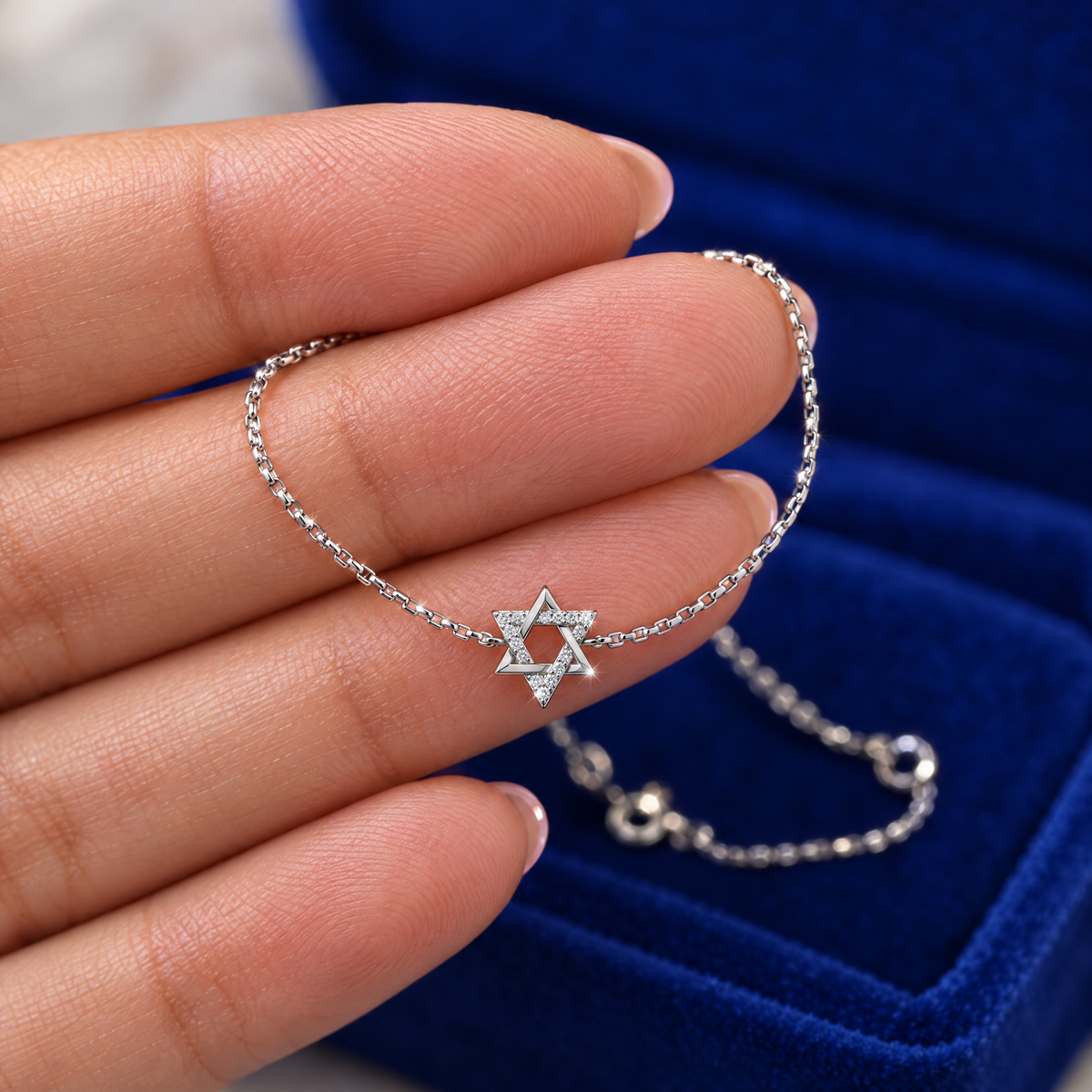 Star of David bracelet in sterling silver in the hand, to show its real size (9.5 mm star)