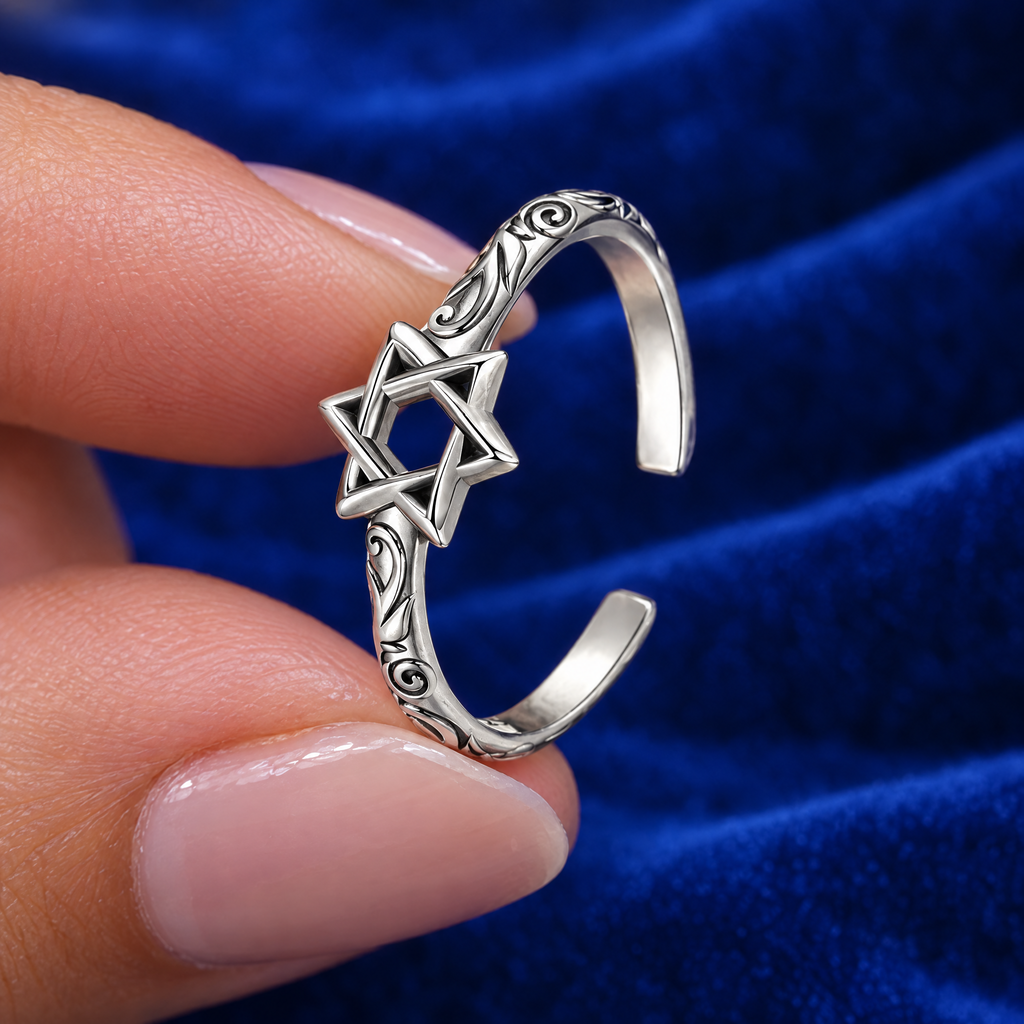 Adjustable Star of David ring in sterling silver in the hand, to show its real size (8 mm star)